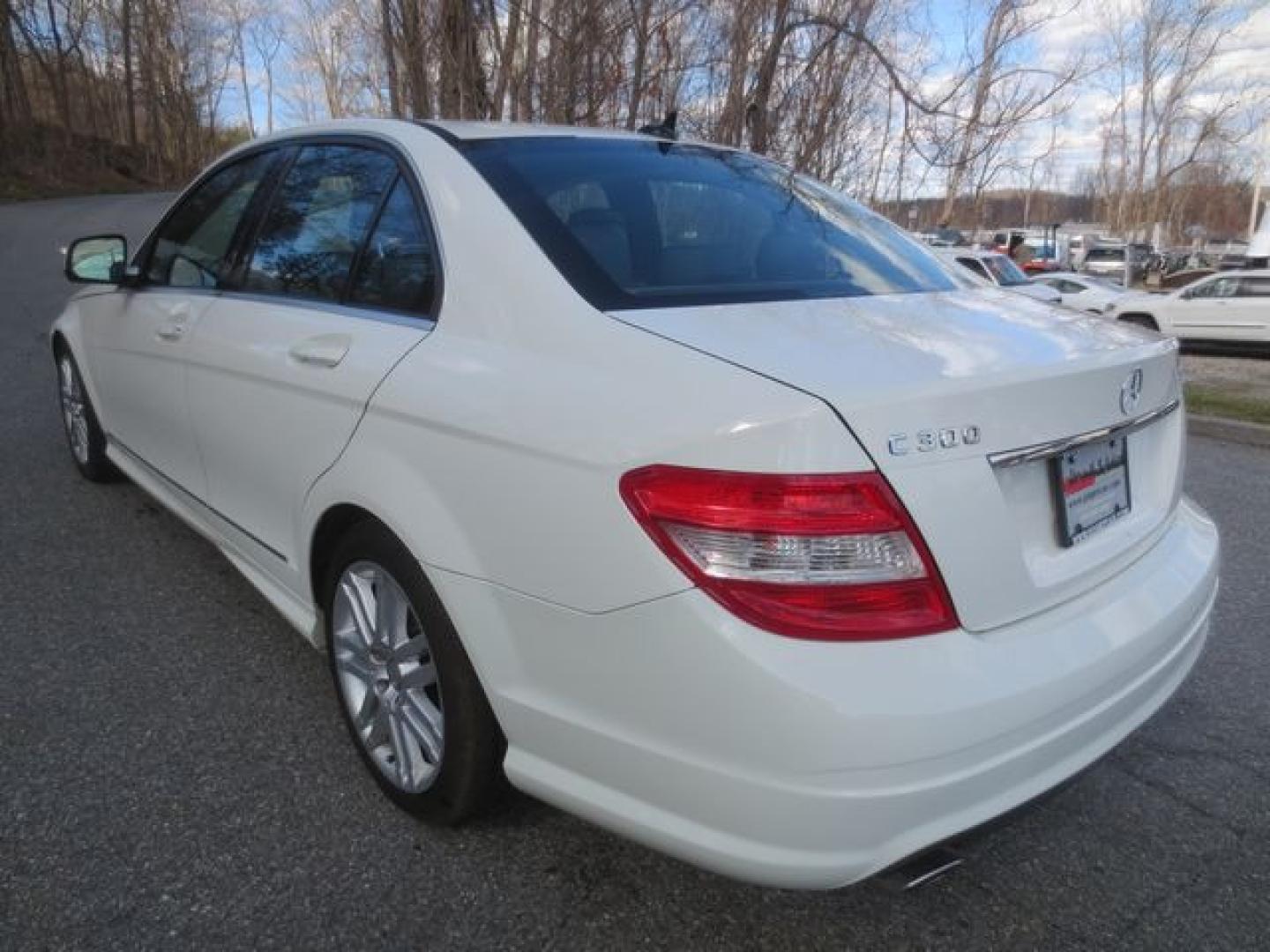 2009 White /Black Mercedes-Benz C-Class C300 4MATIC Luxury Sedan (WDDGF81X59R) with an 3.0L V6 DOHC 24V engine, 7-Speed Automatic transmission, located at 270 US Route 6, Mahopac, NY, 10541, (845) 621-0895, 41.349022, -73.755280 - Photo#4